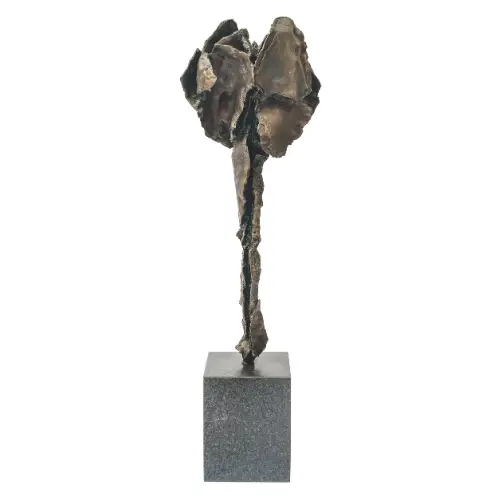 Skulptur von Christa von Schnitzler auf einem rechteckigen, grauen Sockel. Vom Sockel aus erstreckt sich die Skulptur schmal nach oben. Obere Teil geht in eine kugelförmige, organische Form über.
