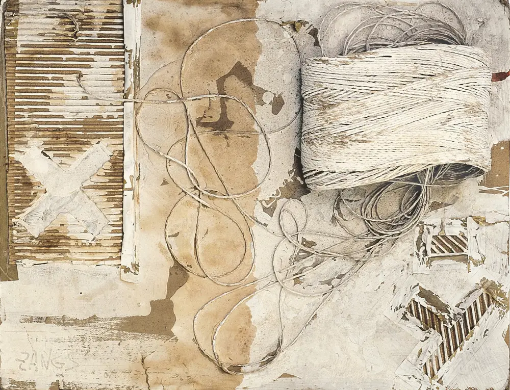 Materialcollage von Herbert Zangs mit gewickeltem weißen Garn in der oberen rechten Ecke, welliger Pappe mit ausgeschnittenen X-Formen und unregelmäßigen Flächen auf hellem Untergrund
