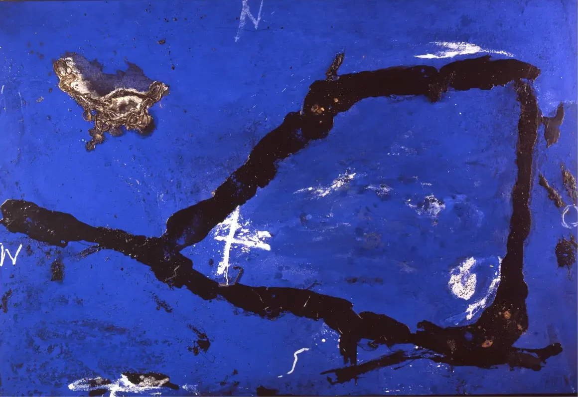 Abstraktes Kunstwerk von Emil Schumacher mit dominierendem Blau und schwarzen, unregelmäßigen Linien sowie vereinzelten weißen und braunen Flächen auf der Oberfläche