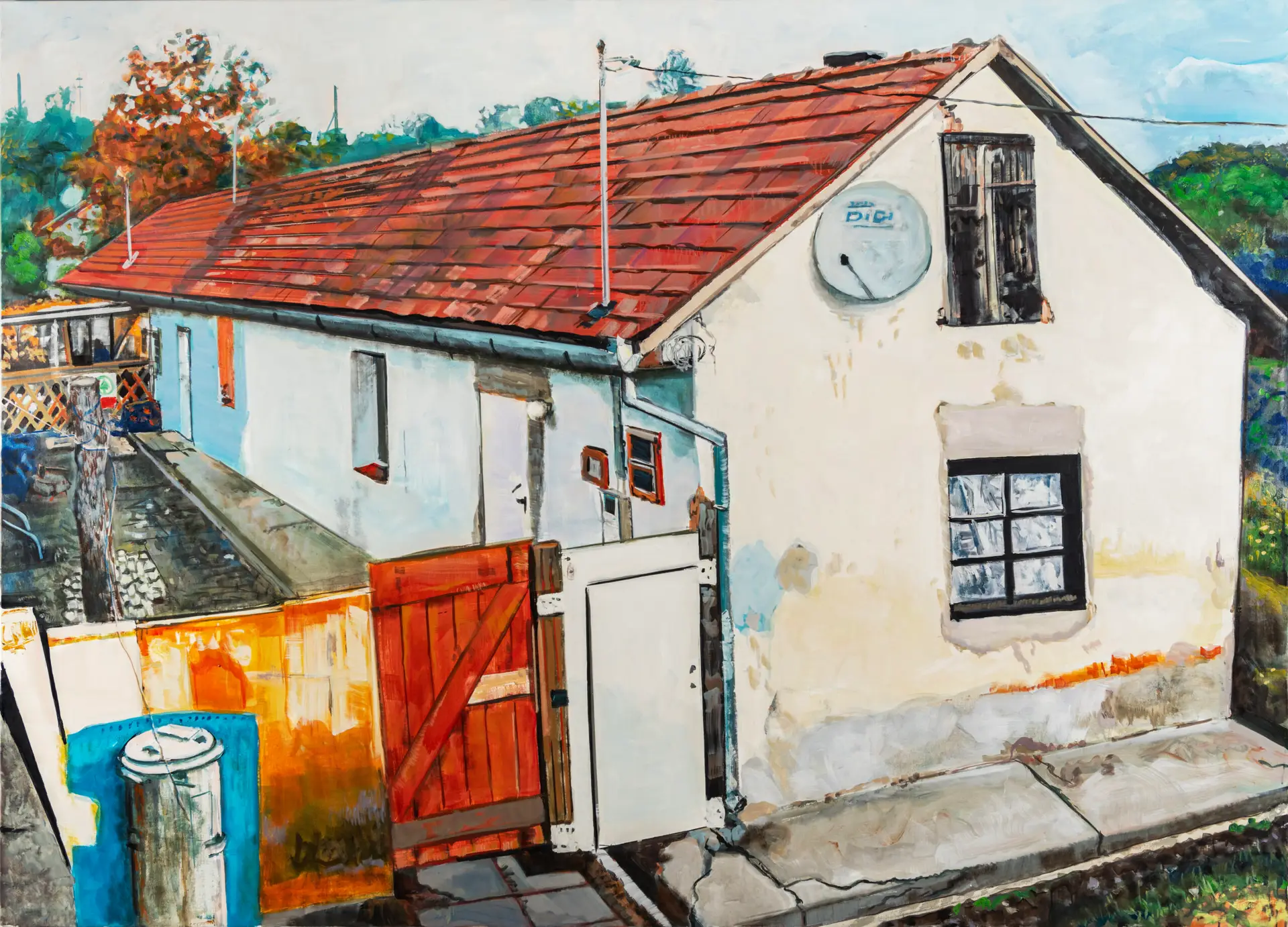 Gemälde eines einfachen Hauses mit rotem Ziegeldach, weißer Fassade, Satellitenschüssel und Holztor in einem ländlichen Umfeld