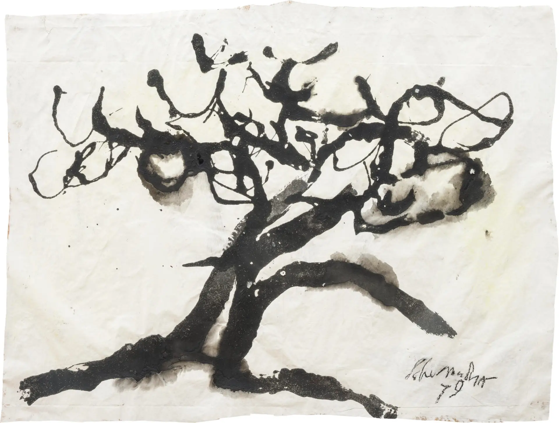 abstrahierter Baum mit schwarzer Gouache gemalt auf weißem, leicht knittrigem Papier