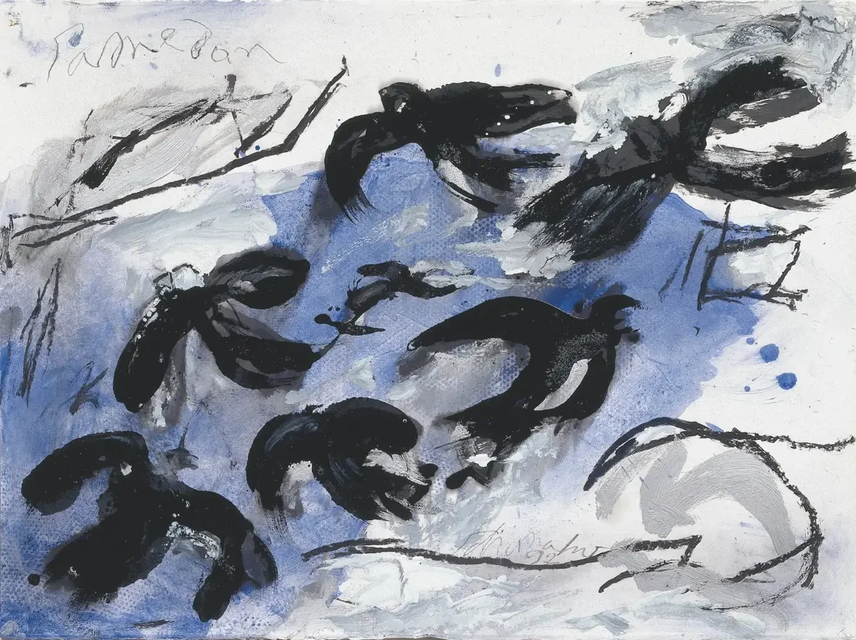Abstraktes Kunstwerk von Emil Schumacher mit schwarzen Formen, die sich von der unteren linken Ecke diagonal zur oberen rechten Ecke bewegen und die Silhouetten von 7 Vögeln erkennen lassen. Dahinter eine blaue Fläche . Vereinzelte graue Flächen und schwarze Linien im Bild.