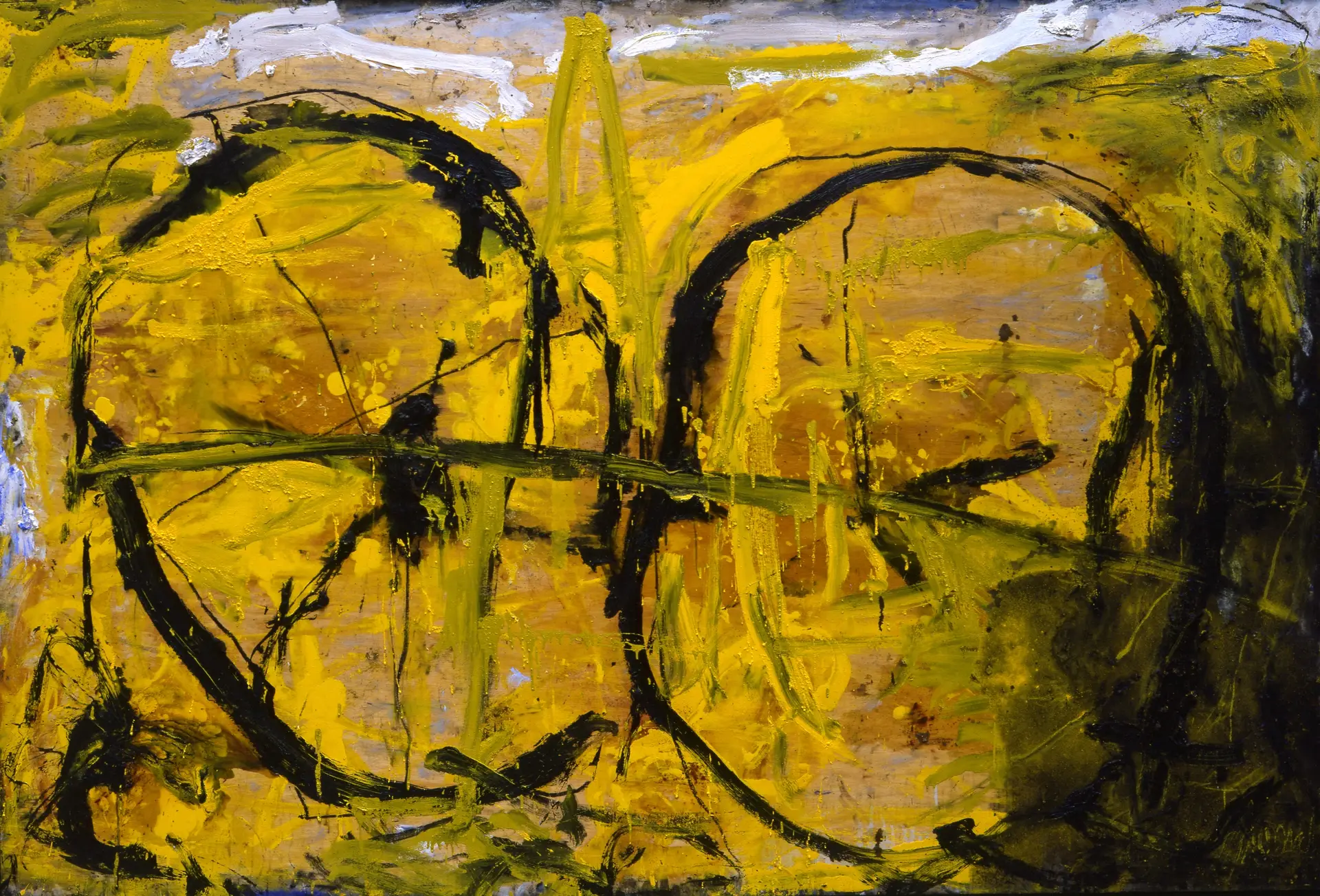 Abstraktes Kunstwerk von Emil Schumacher in gelb mit schwarzer Figuration, die zwei Räder zentral und bildeinnehmend erkennen lassen. Teilweise dunklere und weiße Flächen