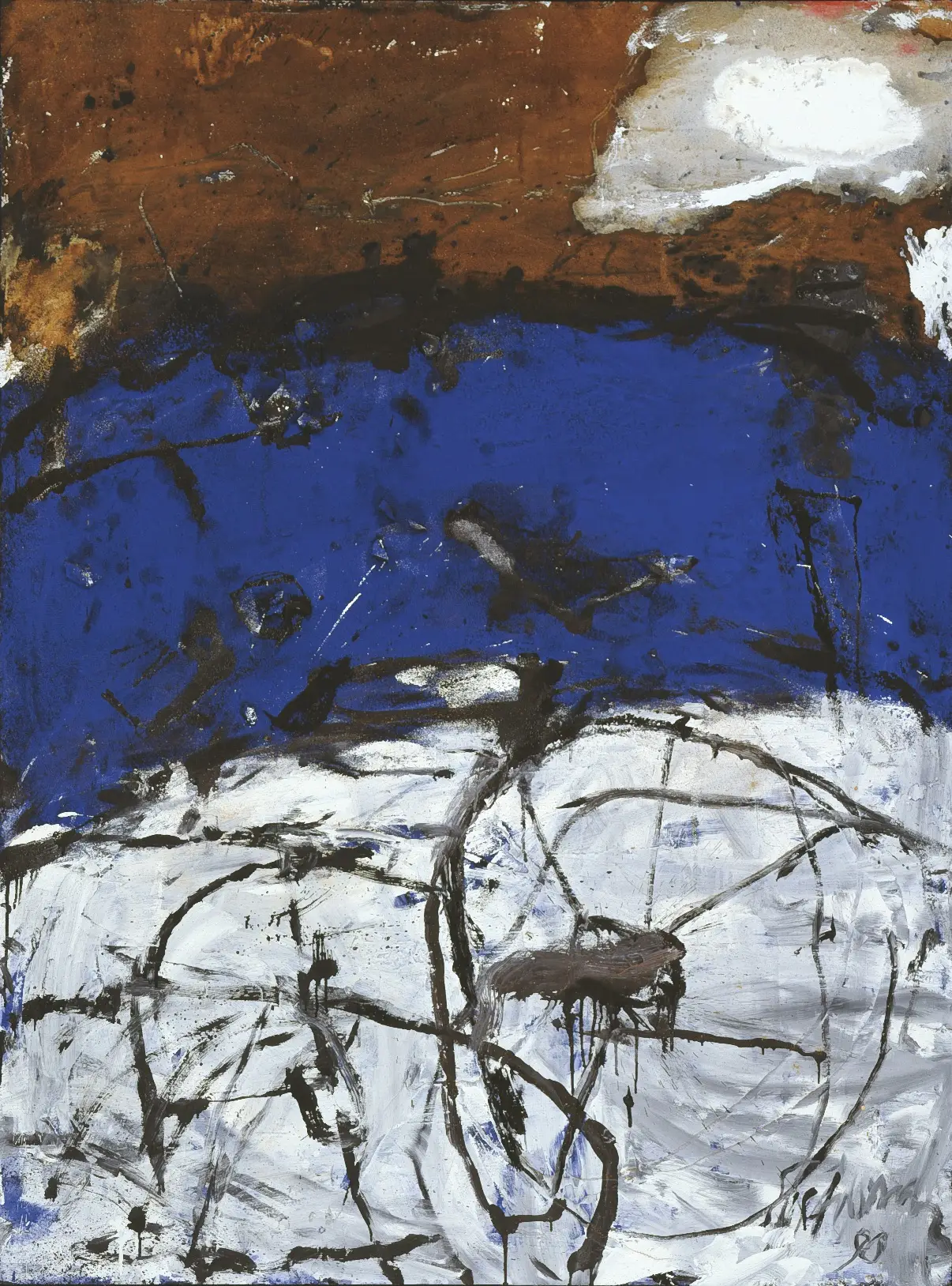 Abstraktes Gemälde von Emil Schumacher mit dem Titel »Terrano XII« aus dem Jahr 1980. Im oberen Bereich dominiert ein erdiger Braunton, darunter erstreckt sich eine intensive, tiefblaue Fläche. Im unteren Drittel sind weiße und graue Farbschichten zu sehen, die von kräftigen, schwarzen Linien durchzogen werden. Die Komposition wirkt dynamisch und vielschichtig, mit deutlichen Spuren von Pinselstrichen.