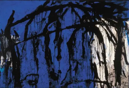 Abstraktes Gemälde von Emil Schumacher mit kräftigem, tiefblauem Hintergrund. Breite, schwarze, unregelmäßige Linien und Flächen verlaufen dynamisch über die Leinwand, teils tropfend und verlaufend. Rechts ist eine größere, helle Fläche zu sehen, die sich deutlich vom dunklen Blau und Schwarz abhebt.