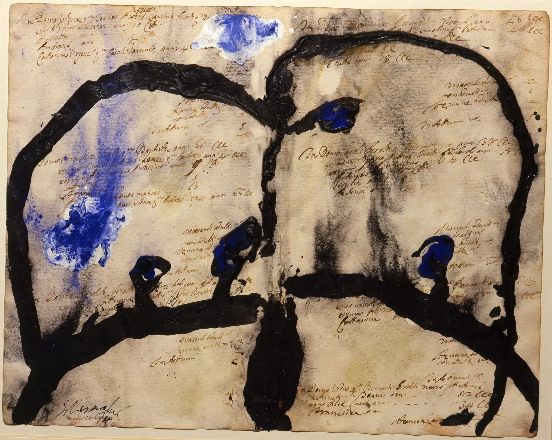 Auf einem vergilbten, handbeschriebenen Büttenpapier mit lateinischen Schriftzeichen verläuft eine expressive, schwarze Gouache-Linienführung in bogenförmigen Schwüngen, die an eine abstrahierte Form erinnern. Mehrere kräftige, leuchtend blaue Farbakzente sind unregelmäßig auf der schwarzen Linie und im oberen Bereich verteilt. Die Handschrift im Hintergrund bleibt trotz der Übermalung teilweise lesbar und verleiht dem Werk eine vielschichtige, texturierte Wirkung.