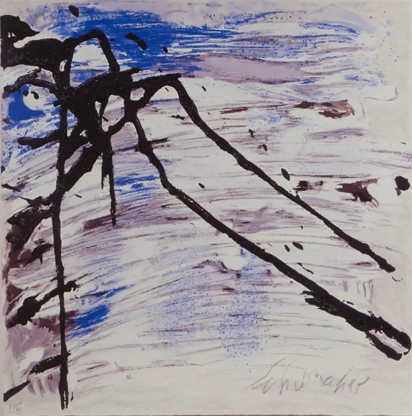 Abstrakte Farbsiebdruckgrafik von Emil Schumacher mit dynamischen, schwarzen Linien und Formen, die sich diagonal über die Bildfläche ziehen. Im Hintergrund verlaufen breite, horizontale Pinselstriche in Blau- und Violetttönen auf weißem Grund. Die Komposition wirkt bewegt und expressiv. Unten rechts ist eine handschriftliche Signatur sichtbar.