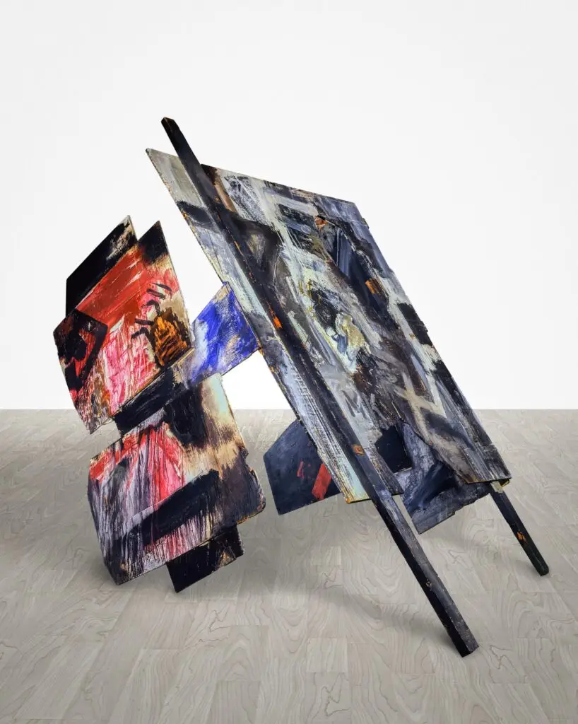 Skulptur von Emilio Vedova aus bemalten, schräg angeordneten Holzplatten mit abstrakten Formen in Rot, Blau, Schwarz und Grau auf hellem Boden