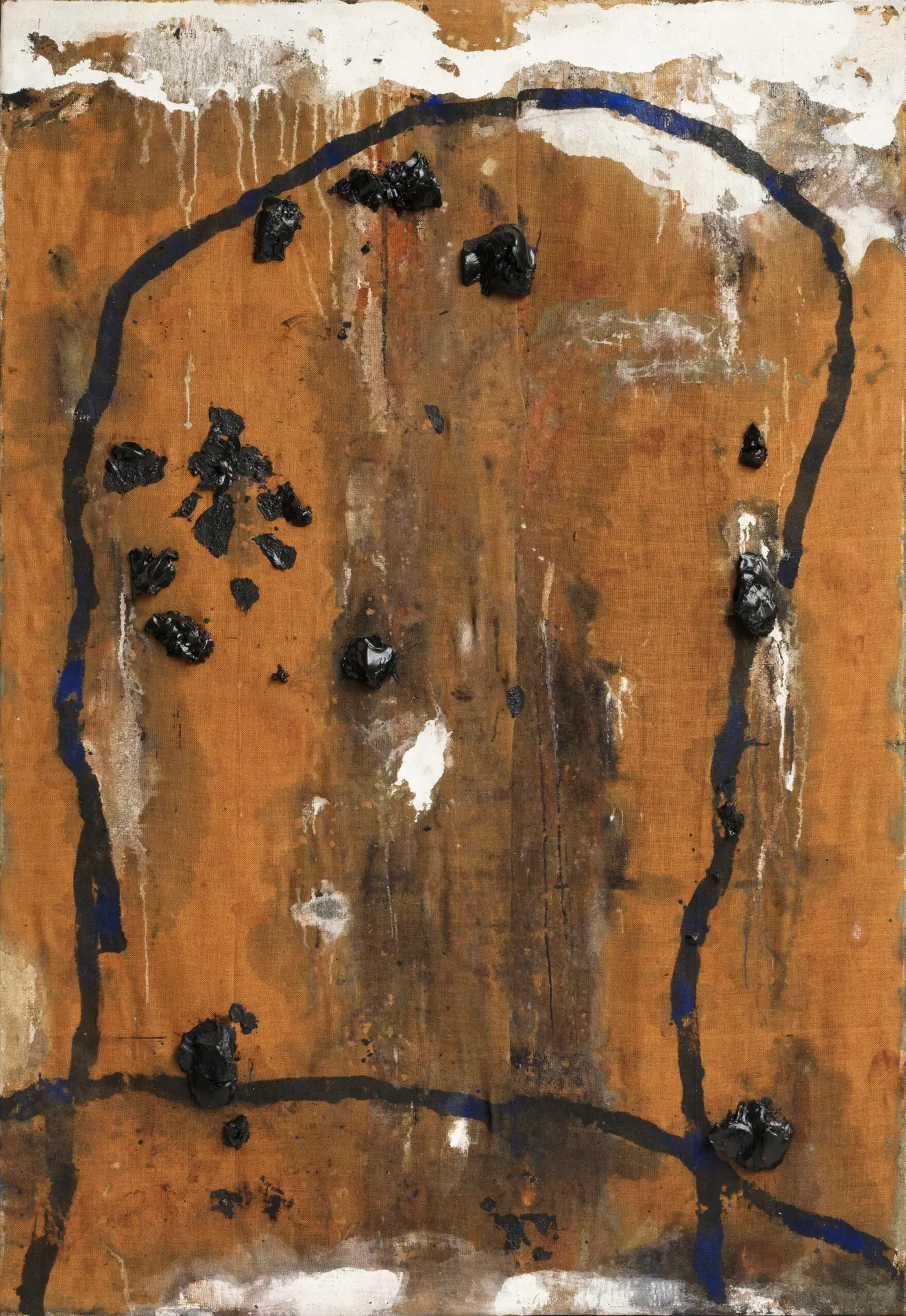 Abstraktes Gemälde von Emil Schumacher aus dem Jahr 1974 mit dem Titel »Indemini«. Die Komposition zeigt eine grob strukturierte, braune Fläche aus Rupfen, die von einer unregelmäßigen, schwarzen, bogenförmigen Linienführung umrahmt wird. Mehrere schwarze, reliefartige Farbflecken aus Asphalt sind auf der Leinwand verteilt und heben sich plastisch vom Hintergrund ab. Weiße Farbschichten sowie vereinzelte blaue Akzente ergänzen die Oberfläche. Die Malweise wirkt spontan und expressiv, die Materialien und Texturen sind deutlich sichtbar.