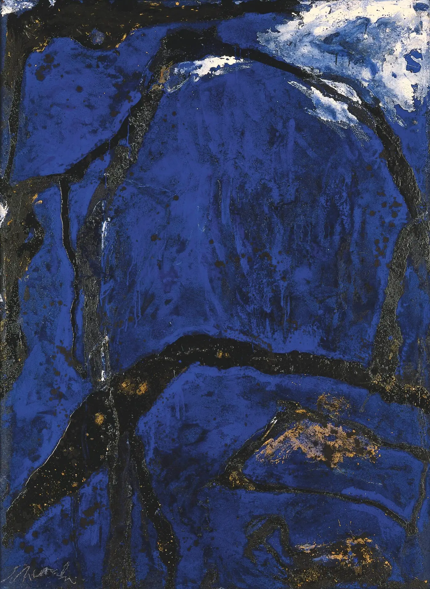 abstraktes Gemälde von Emil Schumacher aus dem Jahr 1987 mit dem Titel »Atlanta«. Die Komposition wird von einer intensiven, tiefblauen Farbfläche dominiert, die von schwarzen, unregelmäßigen Linien und Strukturen durchzogen ist. In einigen Bereichen sind weiße Akzente sichtbar, die das Bild auflockern und Kontraste schaffen. Die Oberfläche wirkt rau und vielschichtig, was dem Werk eine dynamische und expressive Wirkung verleiht.