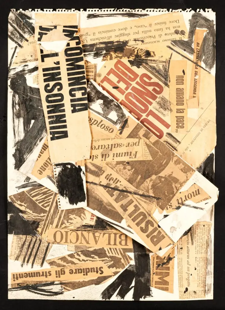 Im Zentrum steht eine Collage aus Zeitungsausschnitten, die auf einem Blatt Papier arrangiert sind. Die Ausschnitte zeigen verschiedene Schlagzeilen und Textfragmente in unterschiedlichen Schriftgrößen und -richtungen. Die Komposition wird von dynamischen, schwarz-weißen Kohle- und Tintenstrichen durchzogen, die teils die Zeitungsausschnitte überlagern. Die Anordnung wirkt unruhig und vielschichtig, mit überlappenden Elementen und schrägen Linien.