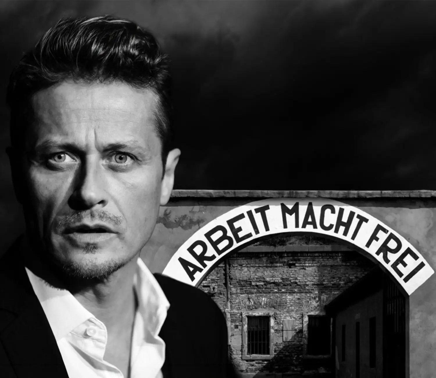 Schwarz-weißes Portrait von einem Mann, der nachdenklich und ernst in die Kamera Blickt. Rechts daneben das Eingangstor des Arbeitslagers Theresienstadt mit dem Spruch "Arbeit macht frei"